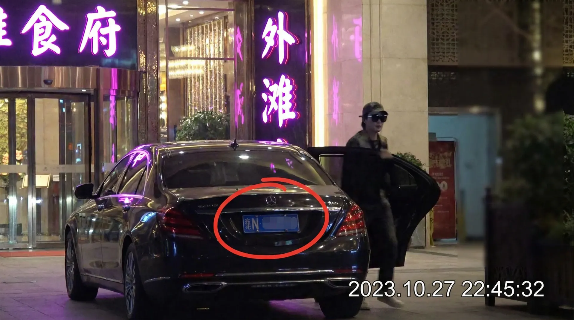 捷克搭讪 - 豪车餐厅外偷拍